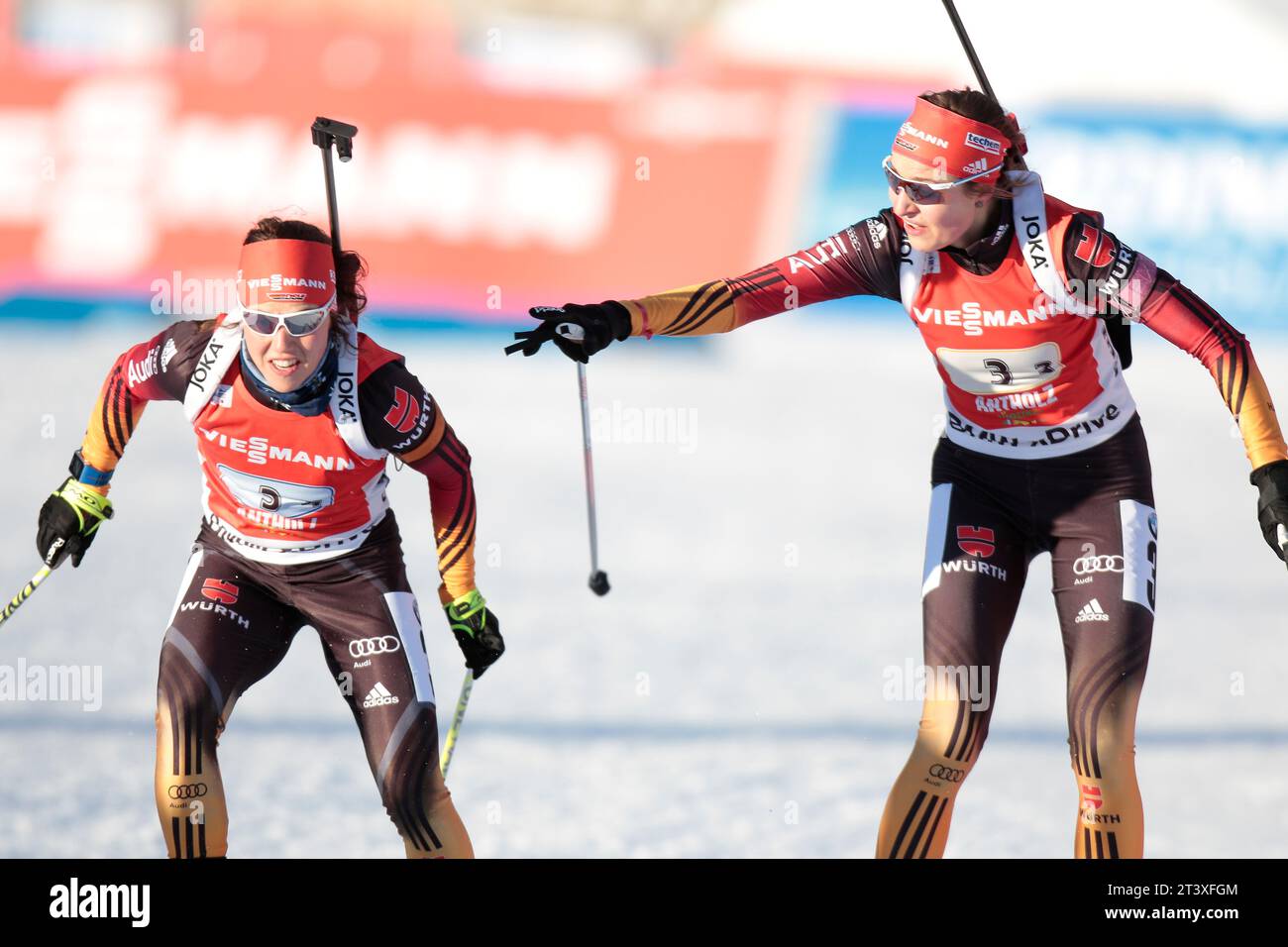 Laura Dahlmeier und Luise Kummer beim Wechsel Biathlon Welt Cup 4 x 6 KM Staffel der Frauen in Antholz, Italien am 25.01.2015 Stock Photo