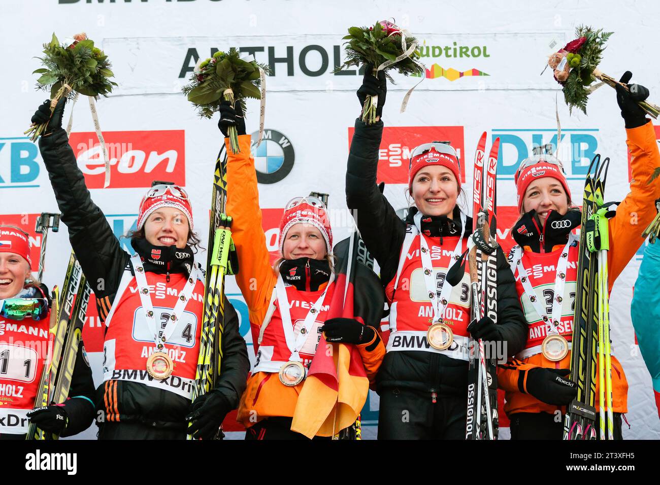 Laura Dahlmeier, Franziska Hildebrand, Luise Kummer,Franziska Preuss, Jubel bei Siegerehrung Biathlon Welt Cup 4 x 6 KM Staffel der Frauen in Antholz, Italien am 25.01.2015 Stock Photo