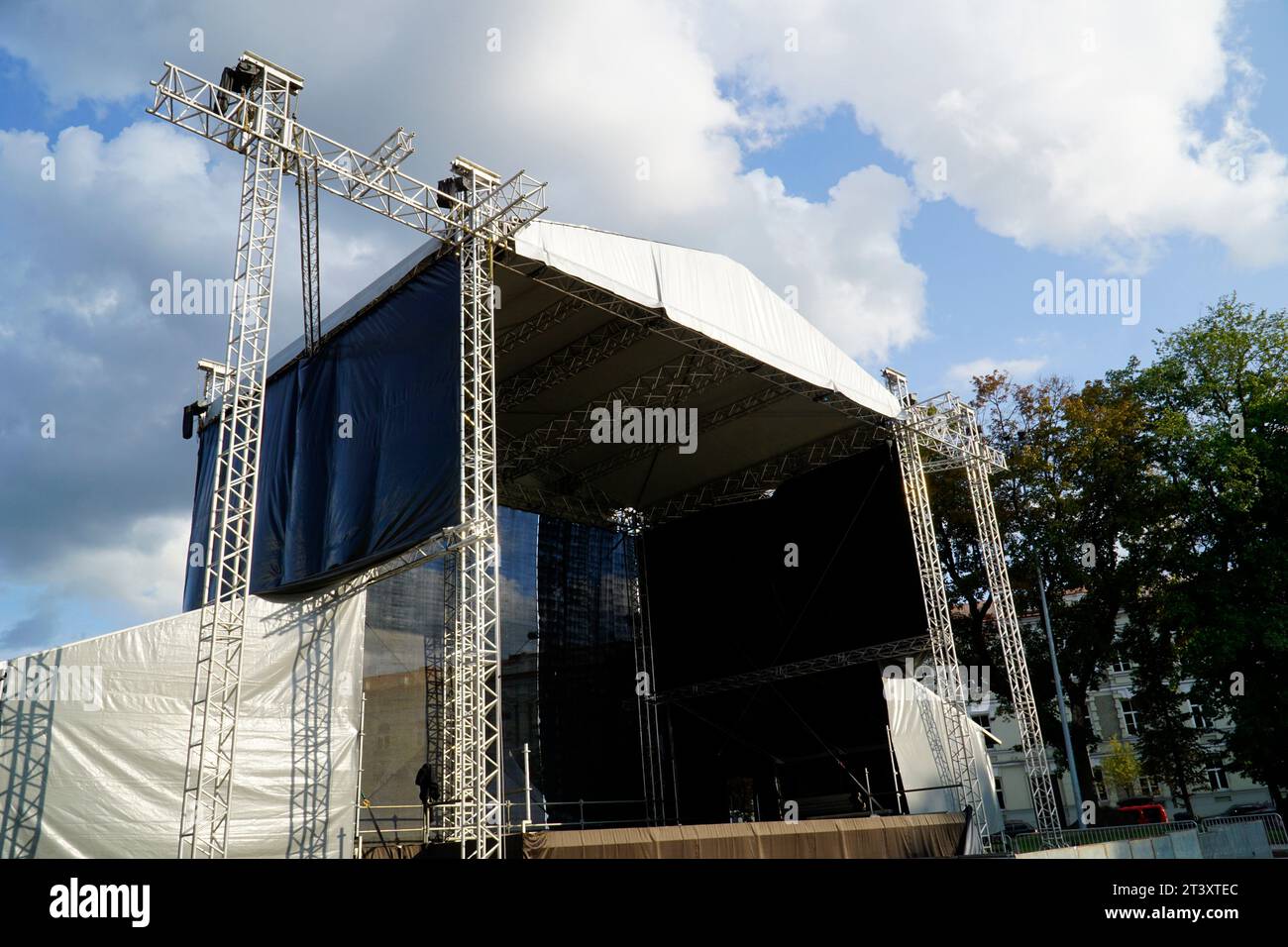 Empty outdoor stage hi-res stock photography and images - Alamy