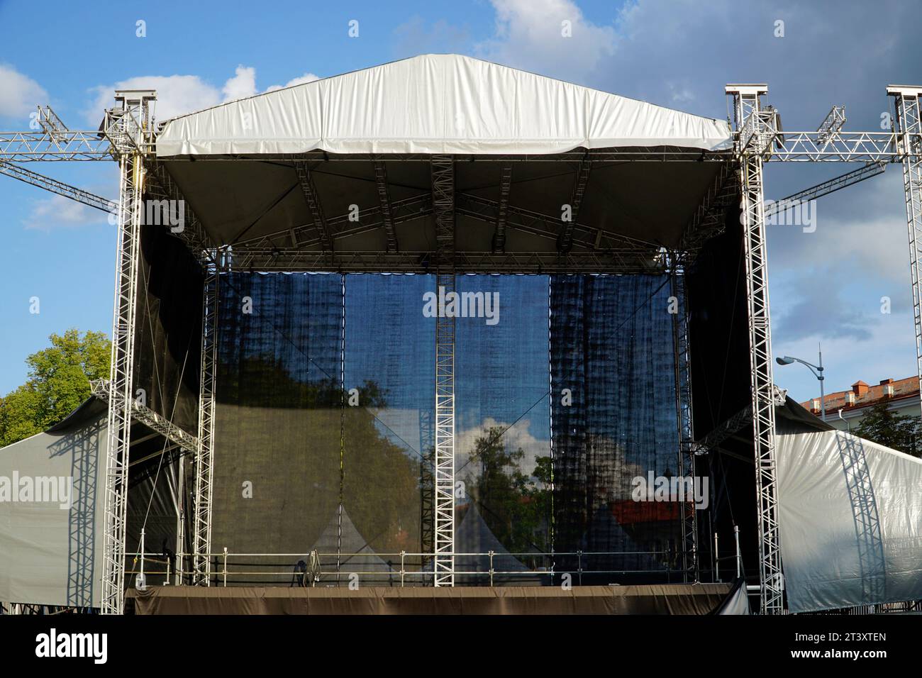 Empty outdoor stage hi-res stock photography and images - Alamy