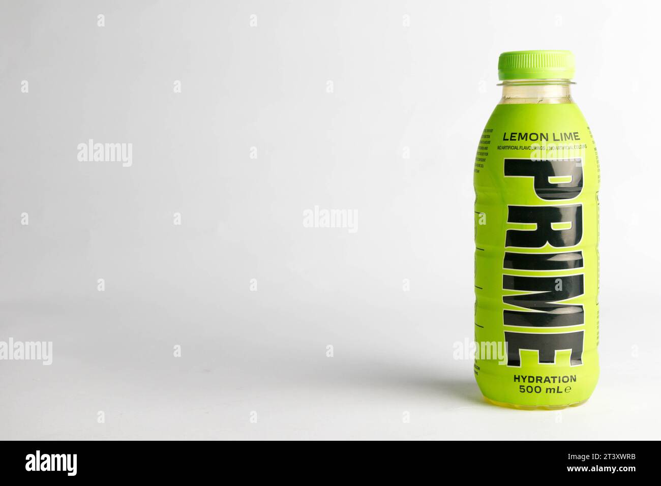 https://c8.alamy.com/comp/2T3XWRB/london-united-kingdom-18th-october-2023-a-bottle-of-lemon-lime-prime-hydration-drink-promoted-by-youtubers-logan-paul-and-ksi-2T3XWRB.jpg