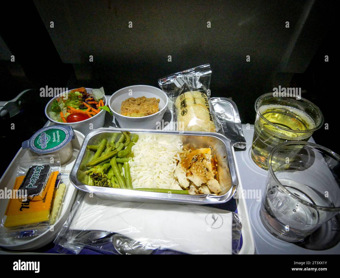 Flugzeugessen Bordverpflegung Economy In Einem Airbus A380 Der flugzeugessen-bordverpflegung-economy-in-einem-airbus-a380-der