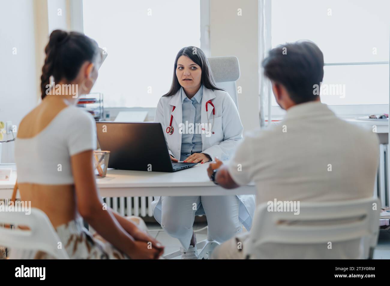 Doctor advising couple hi-res stock photography and images - Alamy