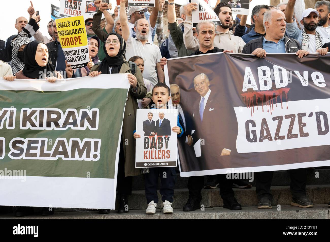 Taksim, Istanbul, Turkey. 27th Oct, 2023. The protesters started by condemning the war in Gaza and expressed their support for Hamas.protesters and children holding banners (Credit Image: © Mert NazÄ±m Egin/ZUMA Press Wire) EDITORIAL USAGE ONLY! Not for Commercial USAGE! Stock Photo