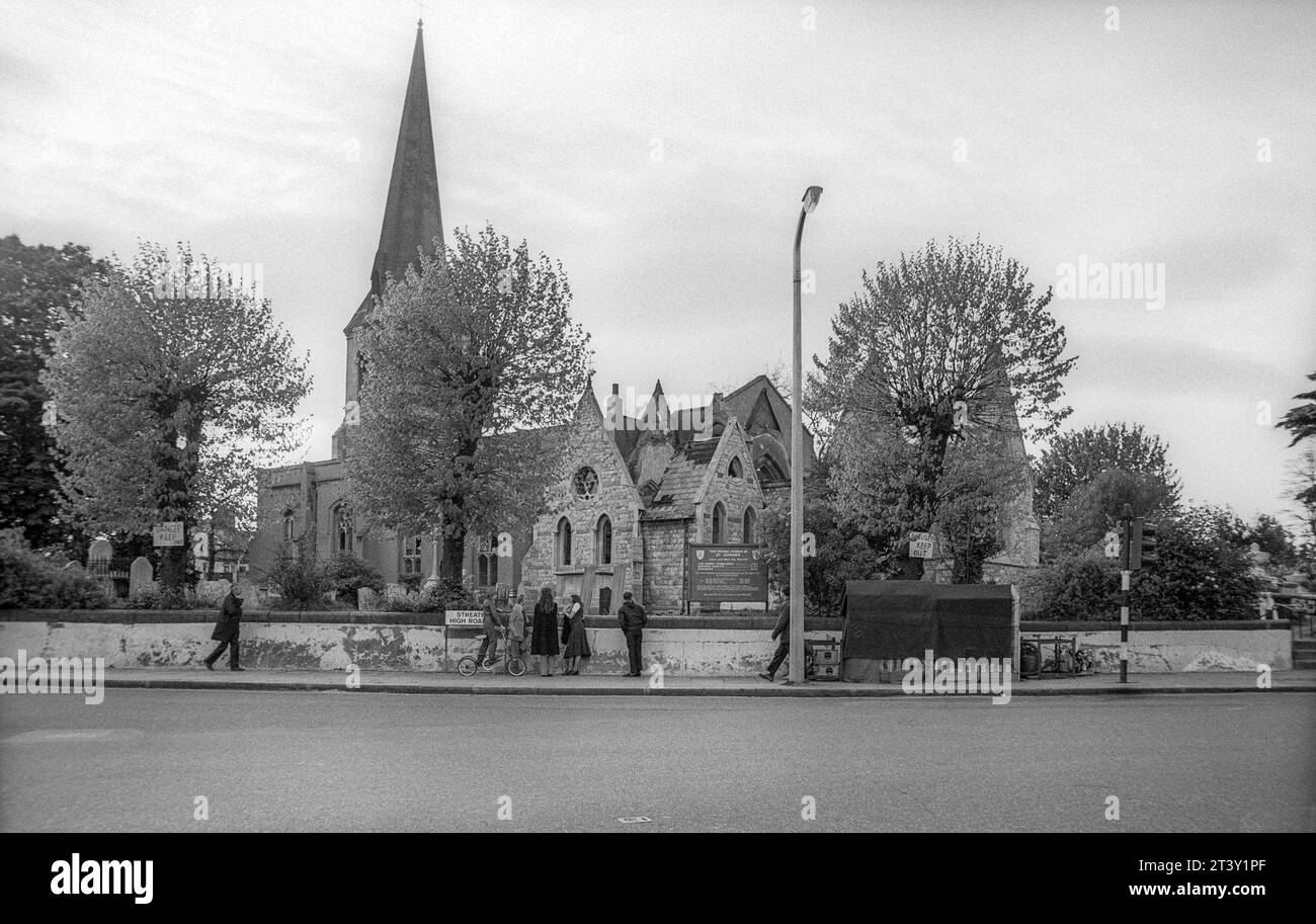 Archive black & white photograph of people looking at ruins of St Leonard's church, Streatham, shortly after a fire of 5 May 1975 destroyed substantial parts of the building. Stock Photo