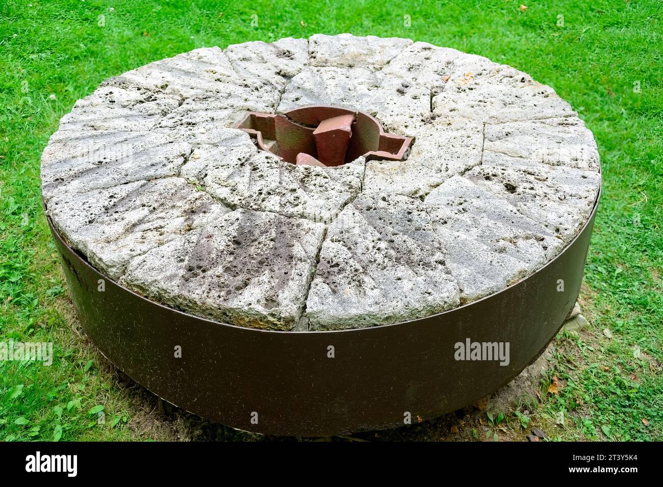 https://c8.alamy.com/comp/2T3Y5K4/toronto-canada-an-ancient-stone-and-metal-grinding-wheel-laying-on-the-ground-the-old-object-belonged-to-a-former-mill-from-colonial-times-photo-2T3Y5K4.jpg