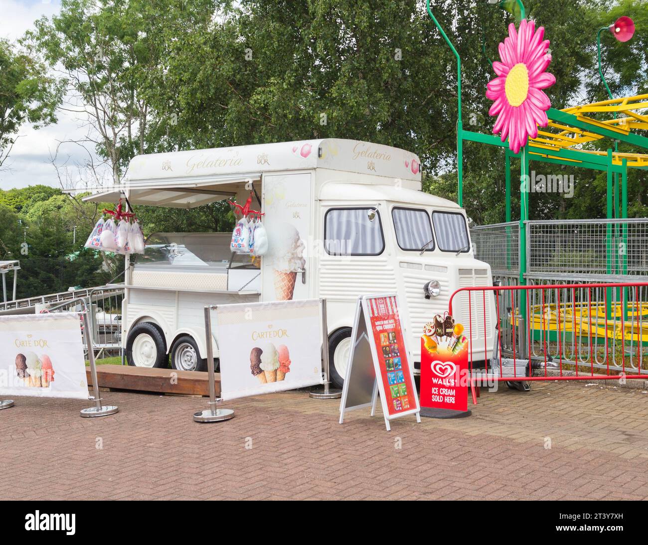 Candy Floss and Ice Cream Mobile Food Truck in MD’s theme park in Strathclyde Country Park Stock Photo