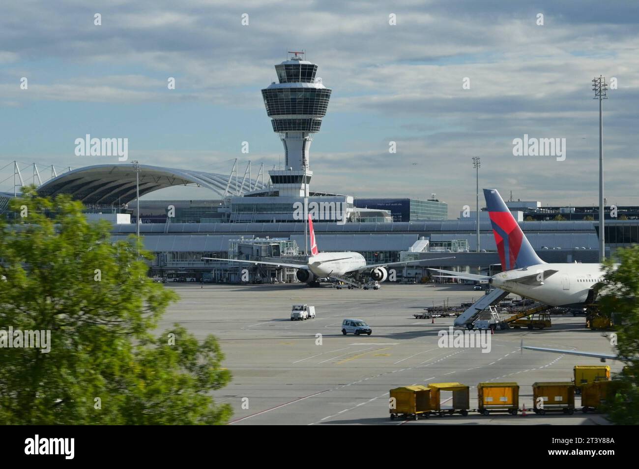München Flughafen, Vorfeld und Tower, Terminal 1 *** Munich Airport, apron and tower, Terminal 1 Credit: Imago/Alamy Live News Stock Photo