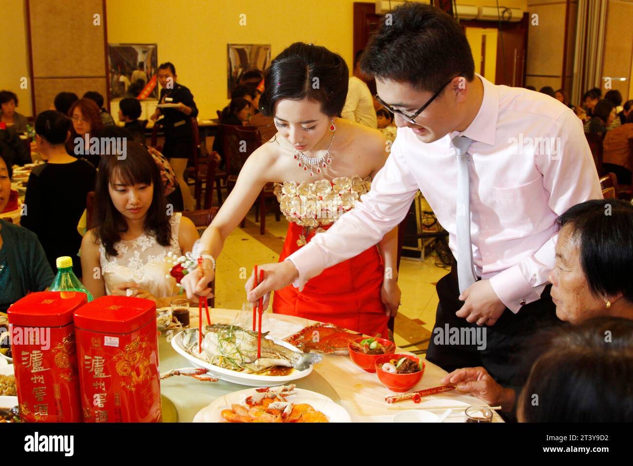 Marriage ceremony china hi-res stock photography and images - Page 4 - Alamy, image size:1300x956