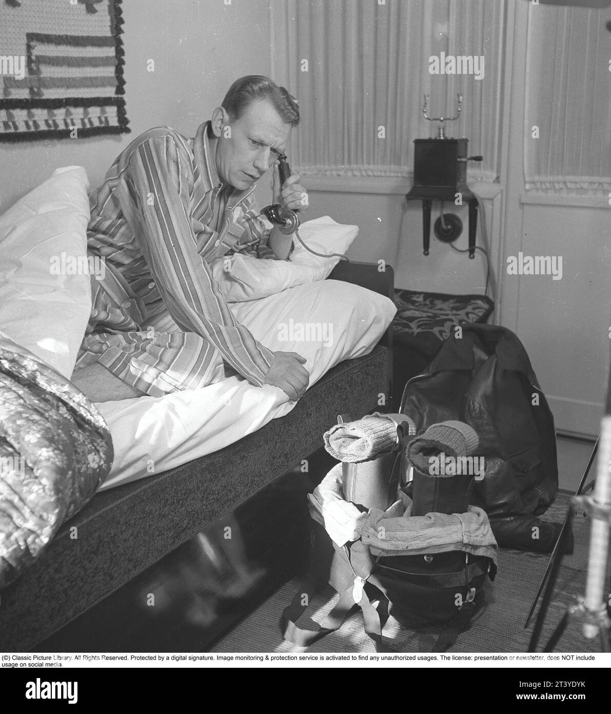Vintage telephone 1940s hi-res stock photography and images - Alamy