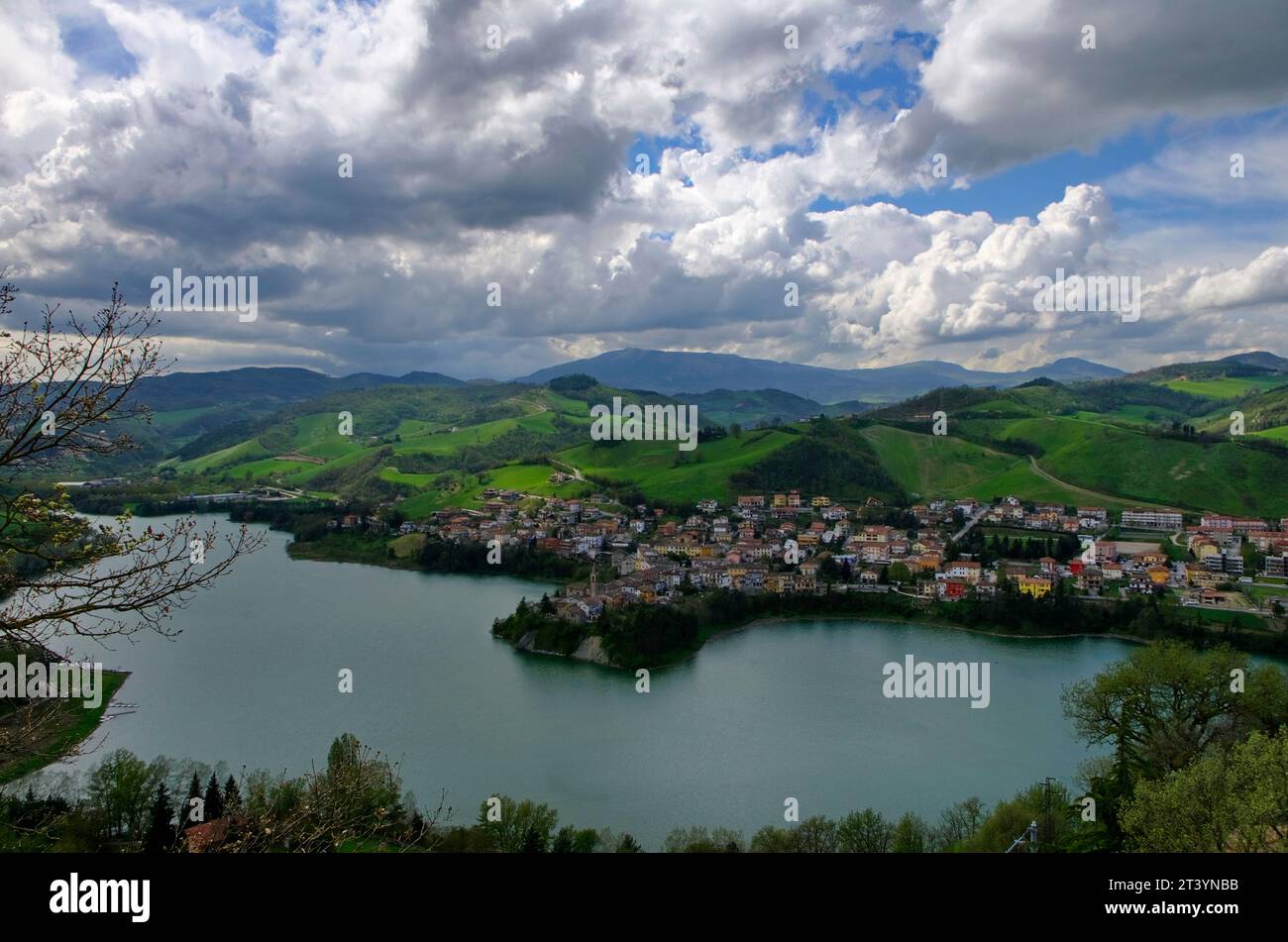 veduta del paese di Mercatale e del lago omonimo Stock Photo