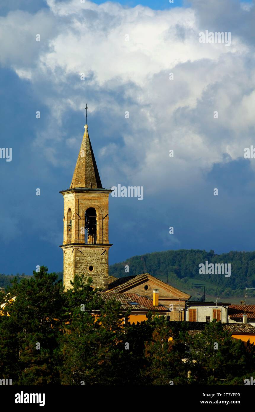 Il campanile del Paese di Mercatale contro il cielo Stock Photo