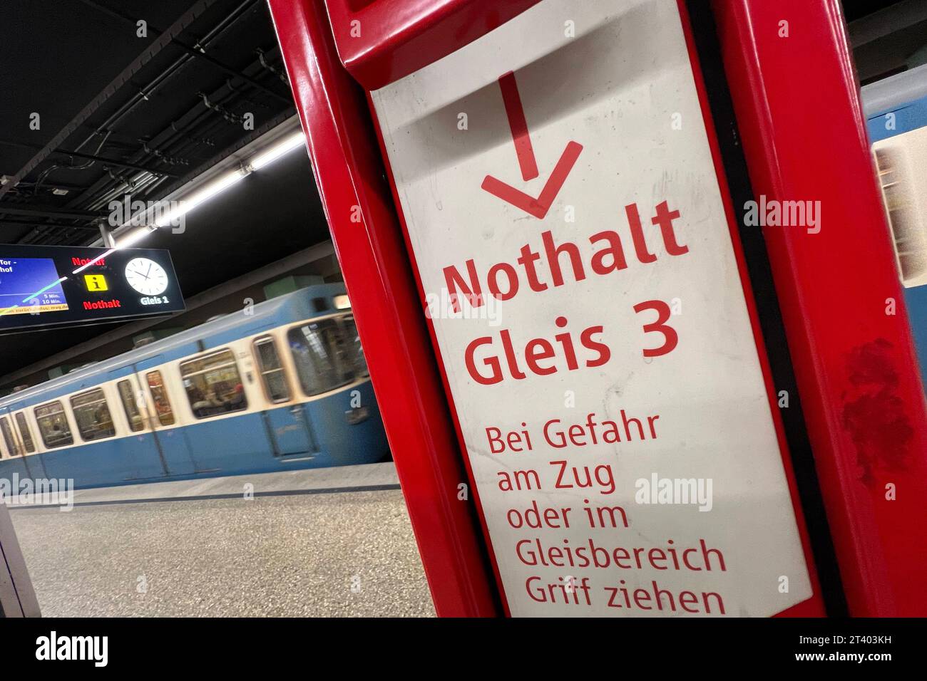 Nothalt, Notbremse am Bahnsteig der UBahn in Muenchen. Einfahrende U