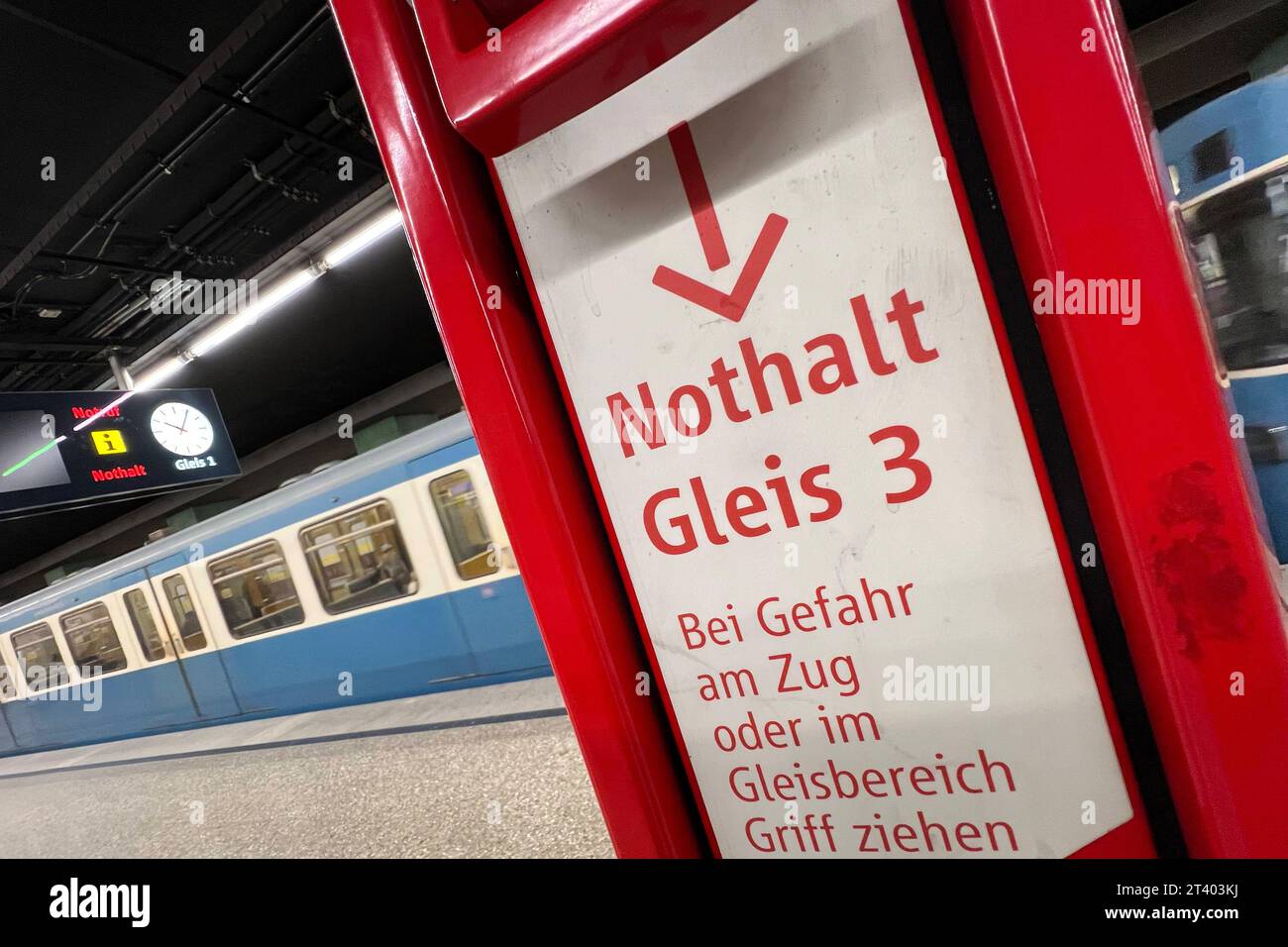Nothalt, Notbremse am Bahnsteig der UBahn in Muenchen. Einfahrende U