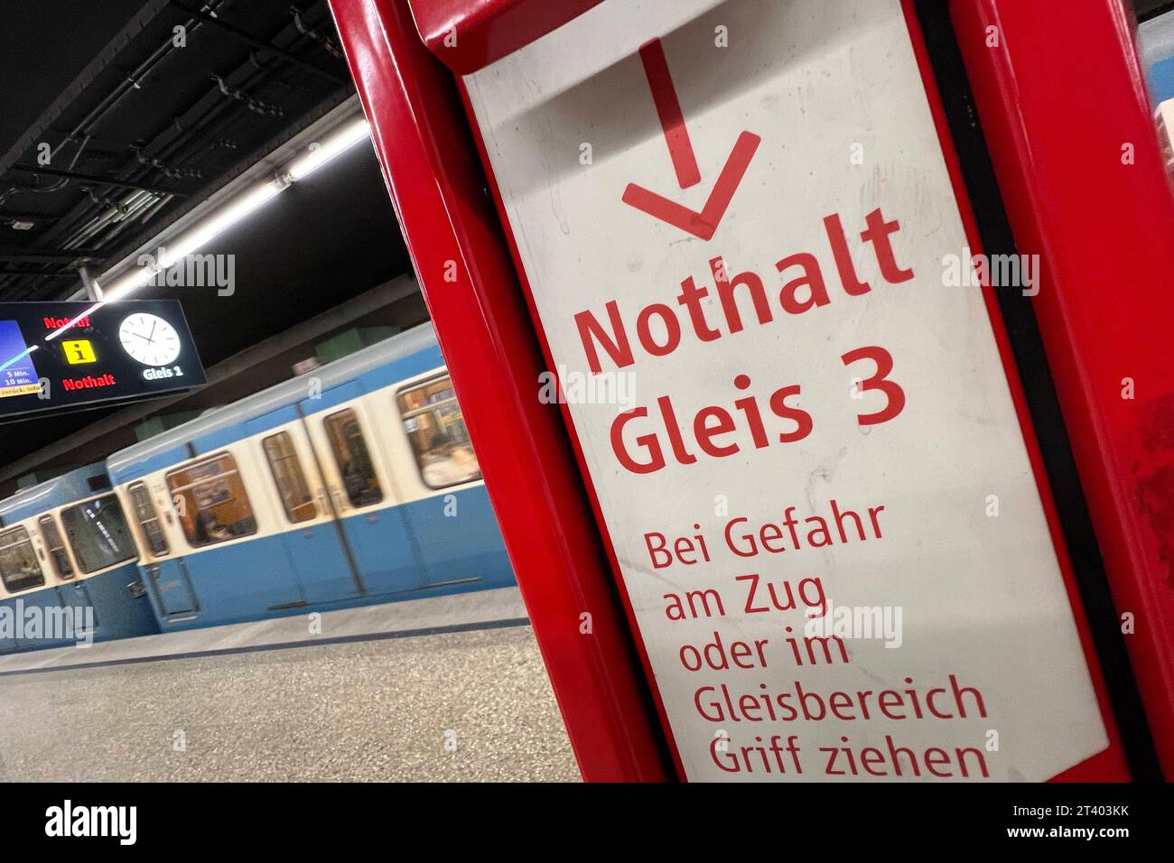 Nothalt, Notbremse am Bahnsteig der U-Bahn in Muenchen. Einfahrende U-Bahn in Muenchen, Bahn, Zug.Pendler, Oeffentlicher Personennahverkehr OEPNV.Fahrgaeste am U-Bahnhof Innsbruckrer Ring. *** Emergency stop, emergency brake on the platform of the subway in Munich Arriving subway in Munich, train, train commuter, public transport OEPNV passengers at the subway station Innsbruckrer Ring Credit: Imago/Alamy Live News Stock Photo