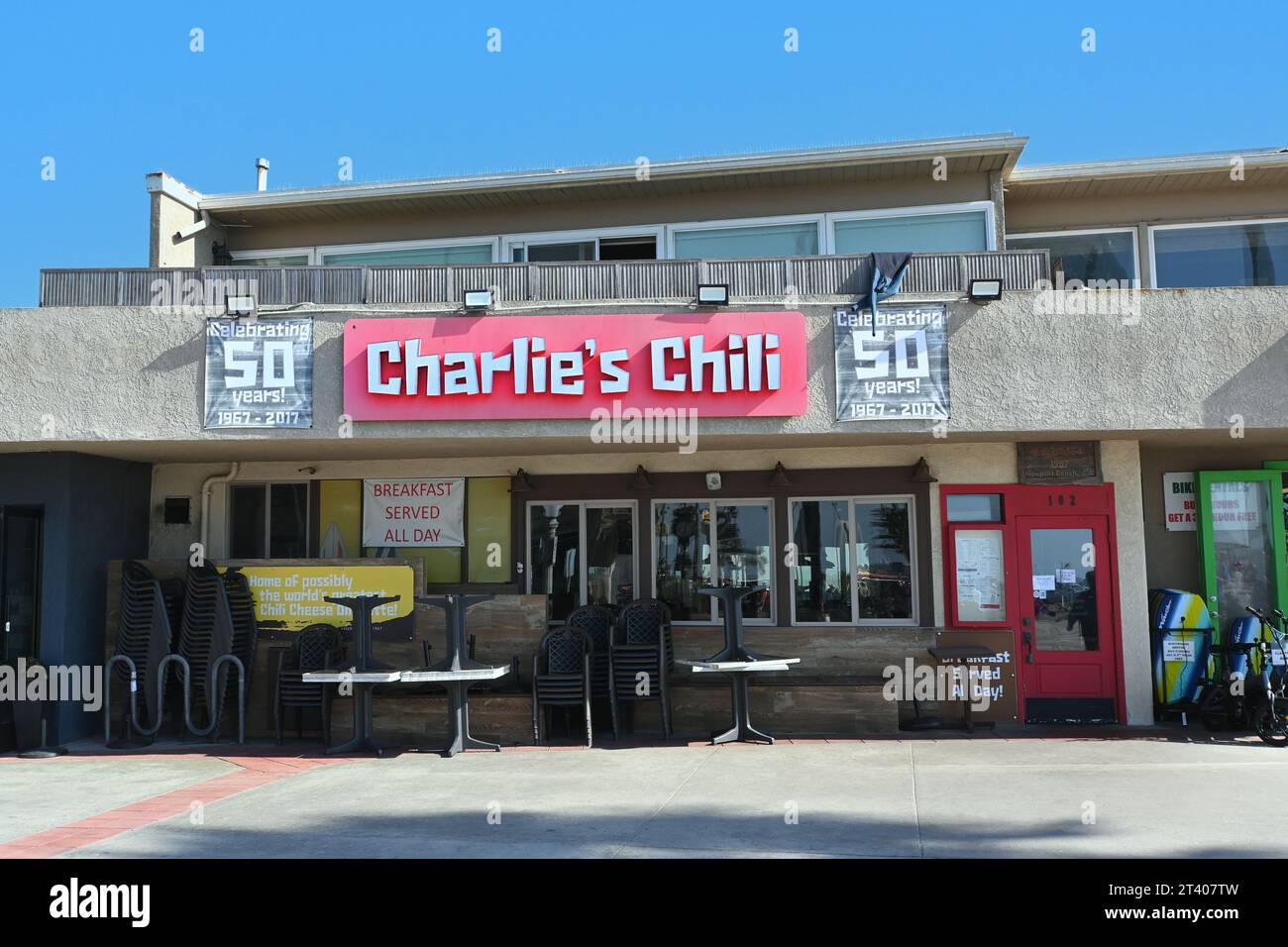 NEWPORT BEACH, CALIFORNIA - 26 OCT 2023: Charlies Chili, a Newport Beach Landmark has been serving beach bums and tourists at the pier for over 50 yea Stock Photo