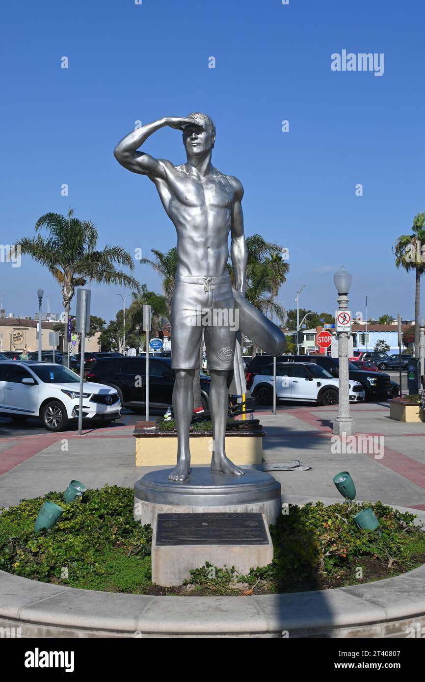 NEWPORT BEACH, CALIFORNIA - 26 OCT 2023: The Ben Carlson Statue in McFadden Square at the pier. Stock Photo