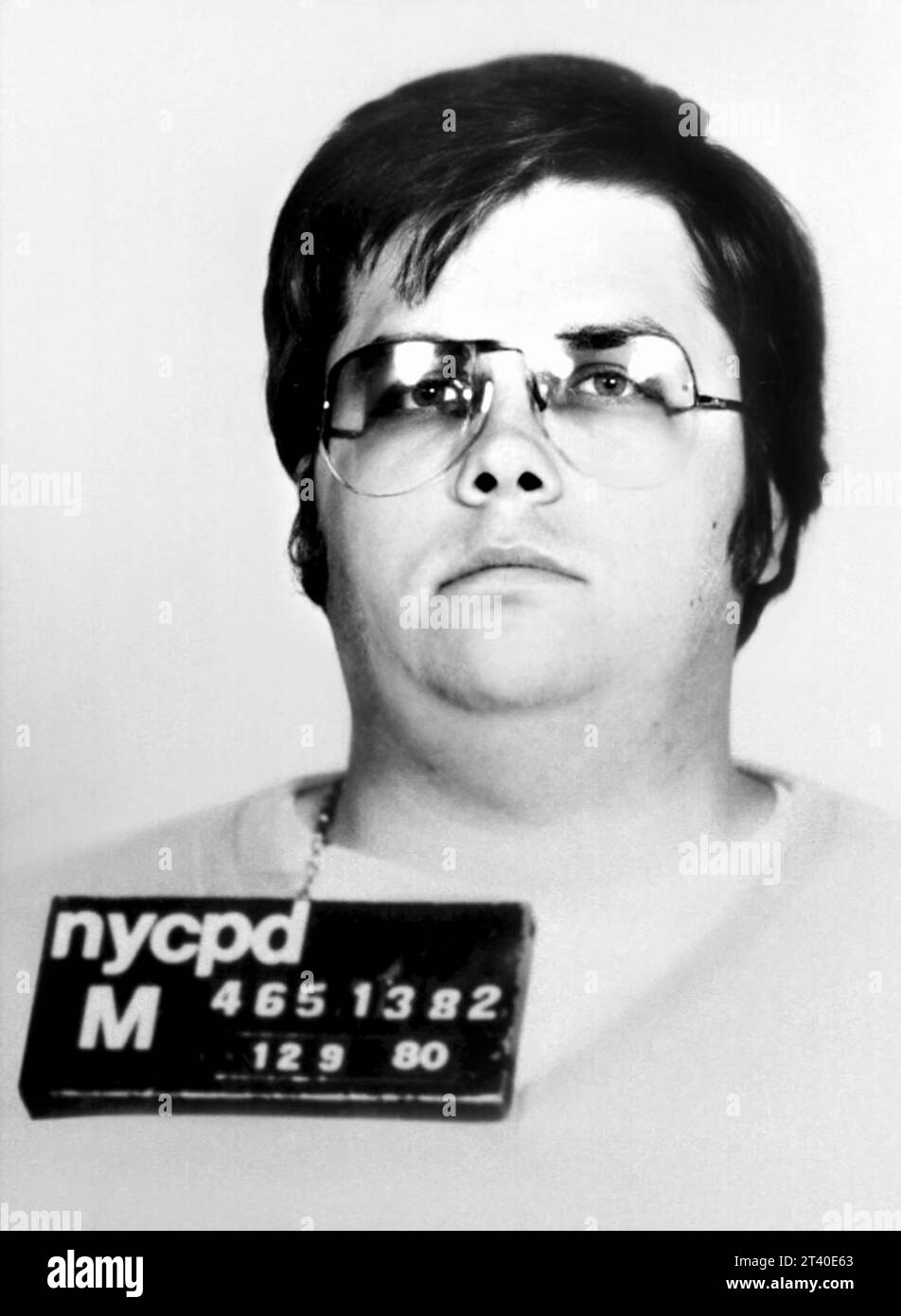 1980 , 9 december, NEW YORK , USA: The John Lennon killer , the american DAVID MARK CHAPMAN ( born 10 may 1955 ) . NEW YORK Police Department's mug shot of the assassin of ex-Beatles singer and composer JOHN LENNON ( 1940 - 1980 ) whitout a reason, killed in front at Dakota House the day 8 december 1980 . Unknown photographer  after arrestation the day 9 december . - portrait - portrait - police mugshot - MUG-SHOT - murderer - CRIME - KILLER - CRONACA NERA - MUSIC - MUSICA - lens - Ray-Ban - occhiali da vista  --- GBB Archive Stock Photo