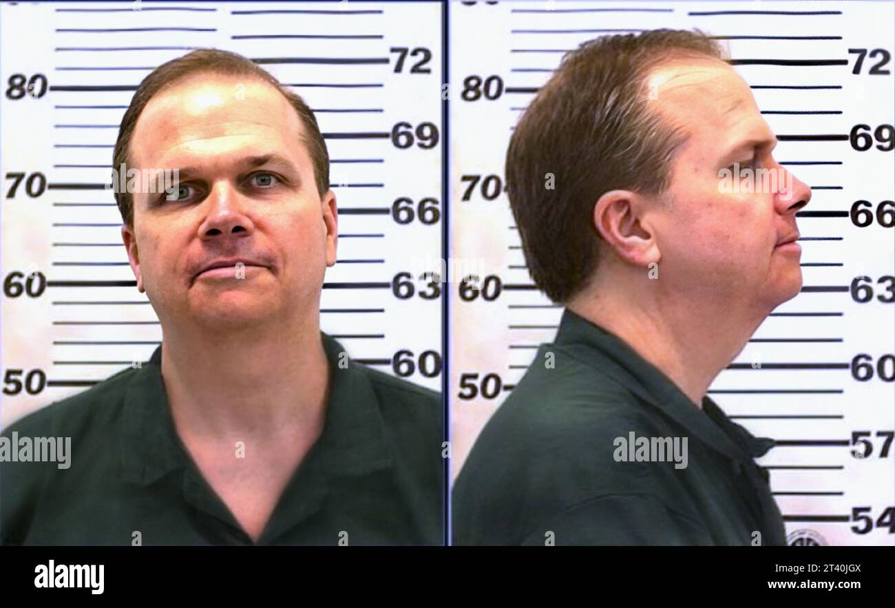 2010 , Attica , New York , USA: The american killer DAVID MARK CHAPMAN ( born 10 may 1955 ) at the Attica Correctional Facility . Police Prison 's mug shot of the kiler of ex-Beatles singer and composer JOHN LENNON ( 1940 - 1980 ), killed whitout a reason the day 8 december 1980 . Unknown photographer  of prison . - portrait - portrait - police mugshot - MUG-SHOT - murderer - CRIME - KILLER - CRONACA NERA - MUSIC - MUSICA  - PRIGIONE - PRISON --- GBB Archive Stock Photo