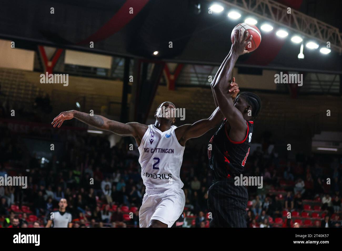 Varese, Italy. 25th Oct, 2023. Gabe Brown #44 of Itelyum Varese (R) competes for the ball against Umoja Gibson #2 of BG Gottingen (L) during FIBA Europe Cup 2023/24 Regular Season Group I game between Itelyum Varese and BG Gottingen at Itelyum Arena, Varese, Italy on October 25, 2023 Credit: Independent Photo Agency/Alamy Live News Stock Photo