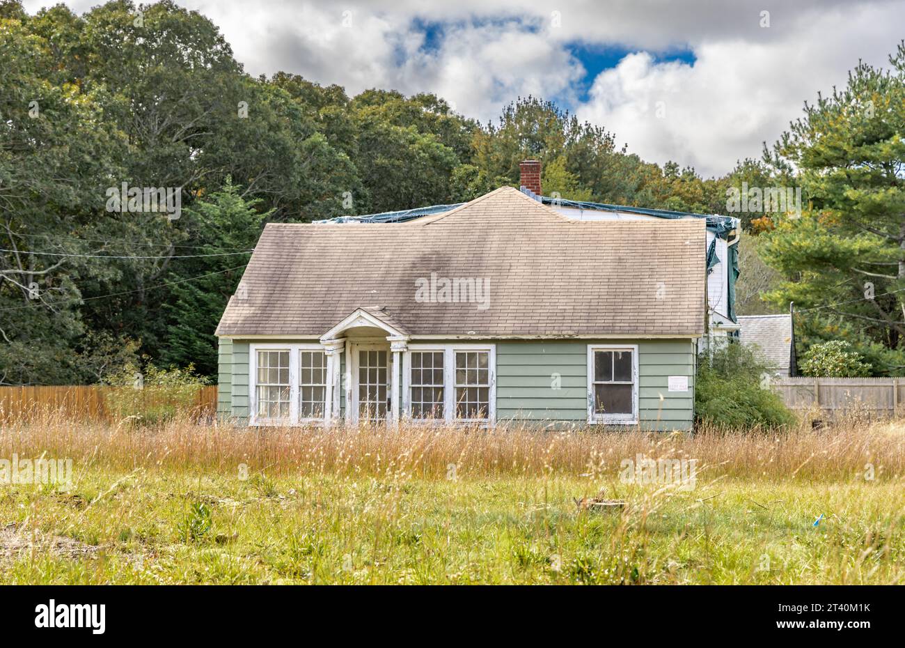old overgrown and neglected home in amgansett, ny Stock Photo