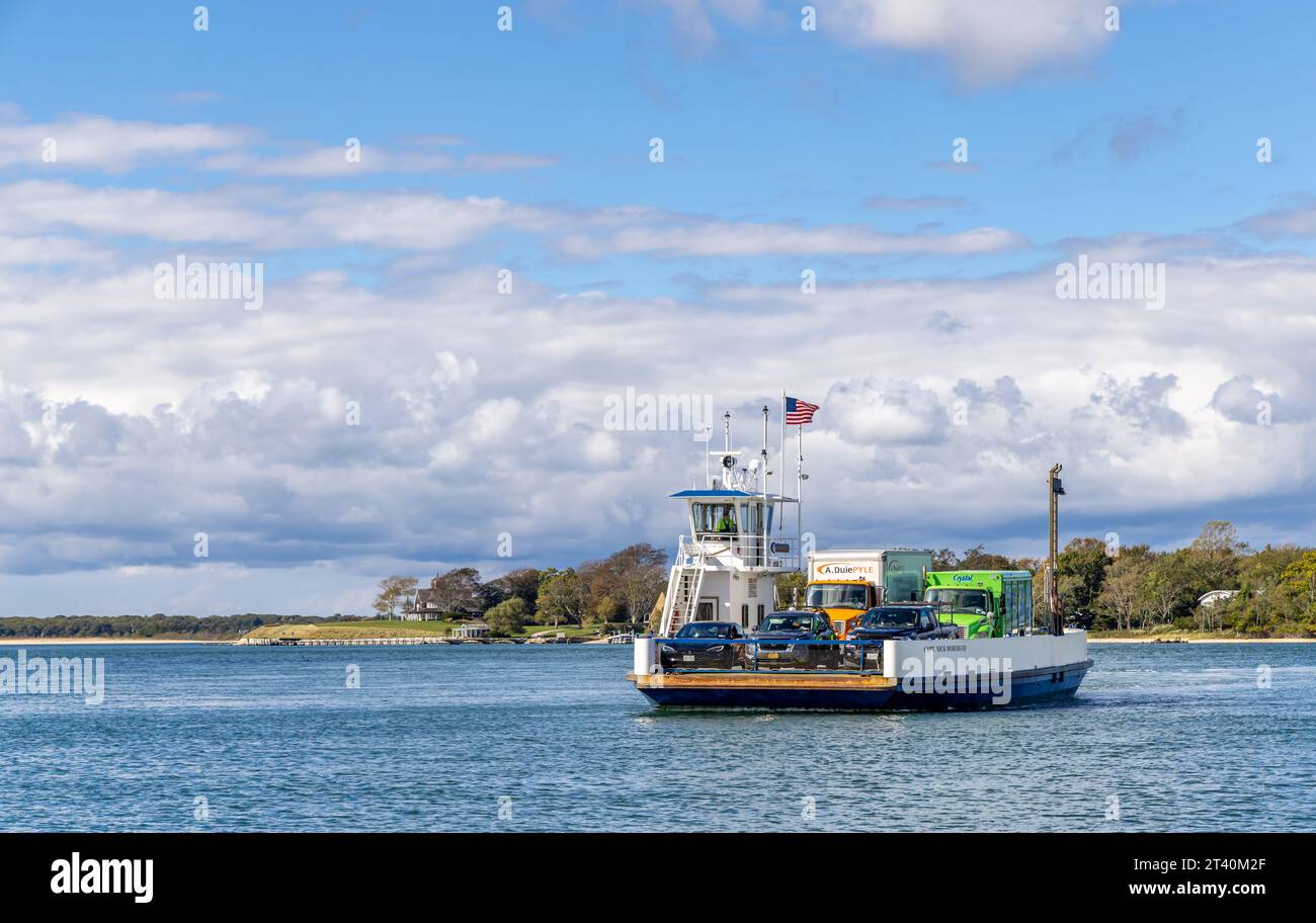 fully loaded shelter island south ferry Stock Photo Alamy