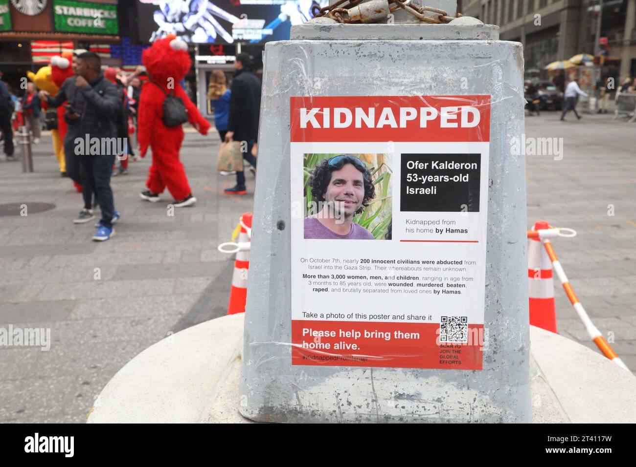 New York, New York, USA. 27th Oct, 2023. A view of the ''˜Kidnapped' poster of 53 year old Israeli hostage Ofer Kalderon in Times Square. The signs were created by Israeli street artists nom de plume Dede Bandaid and Nitzan Mintz as a campaign to raise awareness for the over 200 hostages Hamas captured on October 7th. Concerns about the safety of the hostages has increased as the IDF ground operation in Gaza is expanding. (Credit Image: © Nancy Kaszerman/ZUMA Press Wire) EDITORIAL USAGE ONLY! Not for Commercial USAGE! Stock Photo