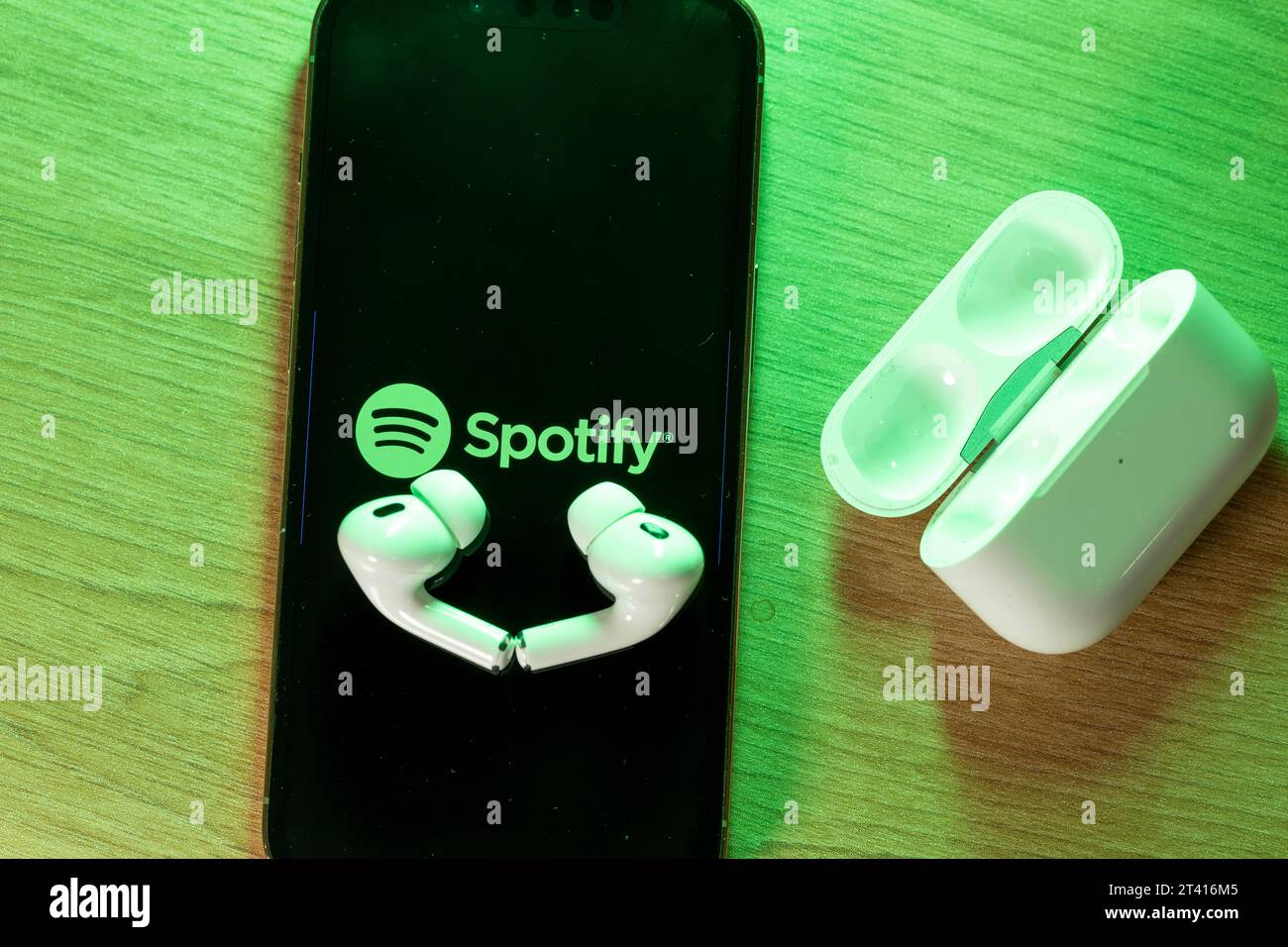 26.10.2023, Musikstreaming mit Spotify auf dem iPhone von Apple. Bei Spotify kann man sich Online Lieder anhören, auch unterwegs mit Ohrhörer. 26.10.2023, Spotify 26.10.2023, Spotify *** 26 10 2023, streaming music with Spotify on Apples iPhone With Spotify, you can listen to songs online, even on the go with earbuds 26 10 2023, Spotify 26 10 2023, Spotify Credit: Imago/Alamy Live News Stock Photo