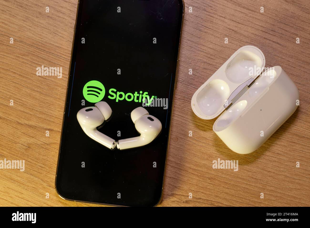 26.10.2023, Musikstreaming mit Spotify auf dem iPhone von Apple. Bei Spotify kann man sich Online Lieder anhören, auch unterwegs mit Ohrhörer. 26.10.2023, Spotify 26.10.2023, Spotify *** 26 10 2023, streaming music with Spotify on Apples iPhone With Spotify, you can listen to songs online, even on the go with earbuds 26 10 2023, Spotify 26 10 2023, Spotify Credit: Imago/Alamy Live News Stock Photo