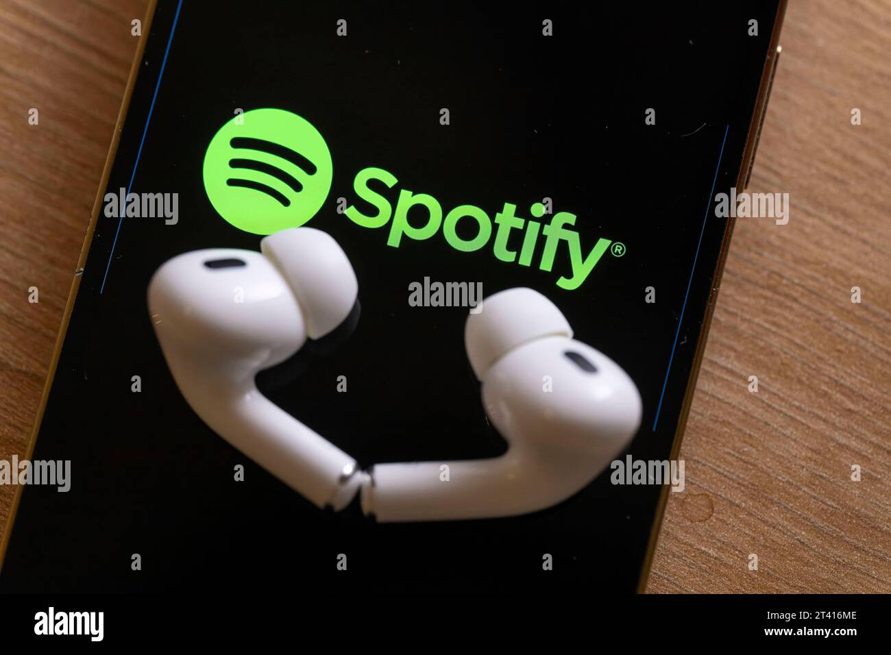 26.10.2023, Musikstreaming mit Spotify auf dem iPhone von Apple. Bei Spotify kann man sich Online Lieder anhören, auch unterwegs mit Ohrhörer. 26.10.2023, Spotify 26.10.2023, Spotify *** 26 10 2023, streaming music with Spotify on Apples iPhone With Spotify, you can listen to songs online, even on the go with earbuds 26 10 2023, Spotify 26 10 2023, Spotify Credit: Imago/Alamy Live News Stock Photo