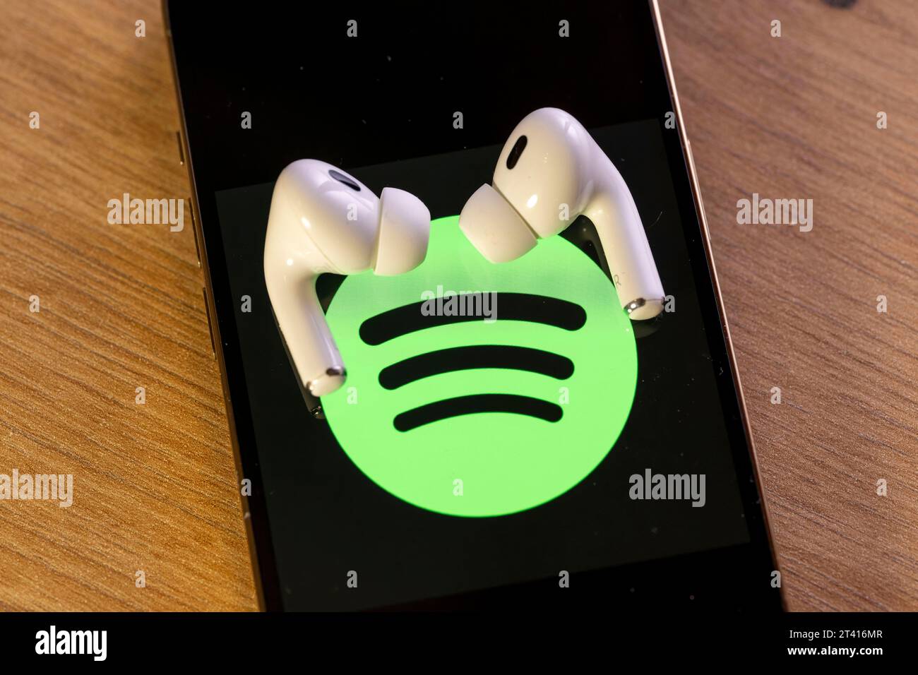 26.10.2023, Musikstreaming mit Spotify auf dem iPhone von Apple. Bei Spotify kann man sich Online Lieder anhören, auch unterwegs mit Ohrhörer. 26.10.2023, Spotify 26.10.2023, Spotify *** 26 10 2023, streaming music with Spotify on Apples iPhone With Spotify, you can listen to songs online, even on the go with earbuds 26 10 2023, Spotify 26 10 2023, Spotify Credit: Imago/Alamy Live News Stock Photo