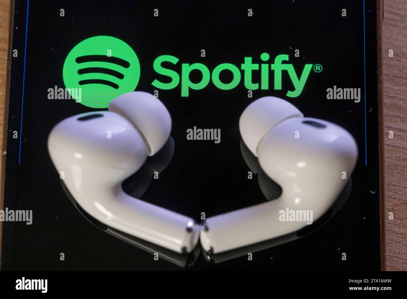 26.10.2023, Musikstreaming mit Spotify auf dem iPhone von Apple. Bei Spotify kann man sich Online Lieder anhören, auch unterwegs mit Ohrhörer. 26.10.2023, Spotify 26.10.2023, Spotify *** 26 10 2023, streaming music with Spotify on Apples iPhone With Spotify, you can listen to songs online, even on the go with earbuds 26 10 2023, Spotify 26 10 2023, Spotify Credit: Imago/Alamy Live News Stock Photo