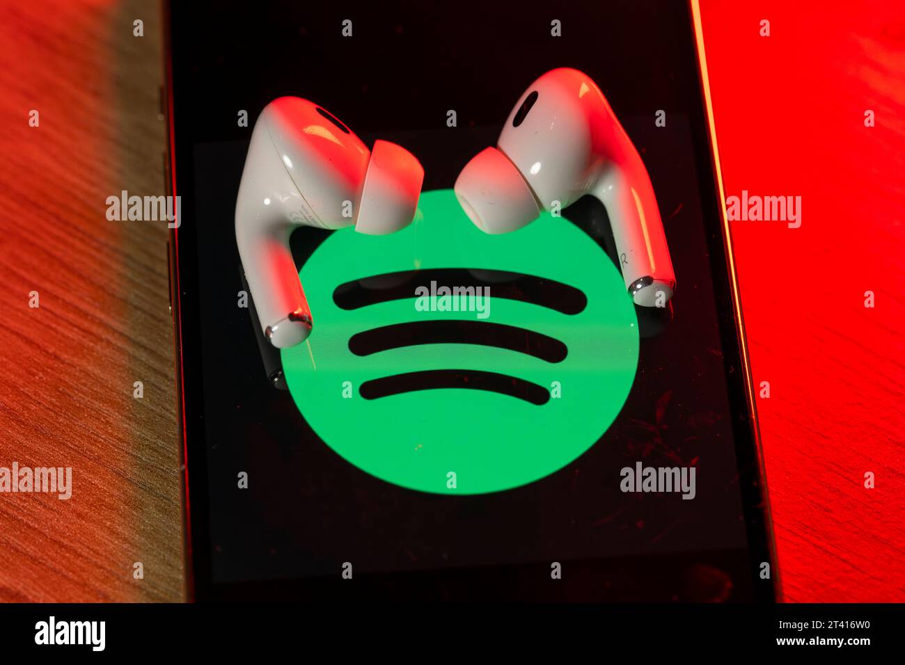 26.10.2023, Musikstreaming mit Spotify auf dem iPhone von Apple. Bei Spotify kann man sich Online Lieder anhören, auch unterwegs mit Ohrhörer. 26.10.2023, Spotify 26.10.2023, Spotify *** 26 10 2023, streaming music with Spotify on Apples iPhone With Spotify, you can listen to songs online, even on the go with earbuds 26 10 2023, Spotify 26 10 2023, Spotify Credit: Imago/Alamy Live News Stock Photo