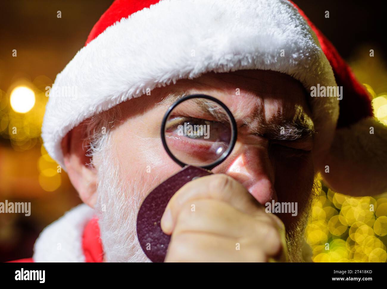 Magnification glasses hi-res stock photography and images - Alamy