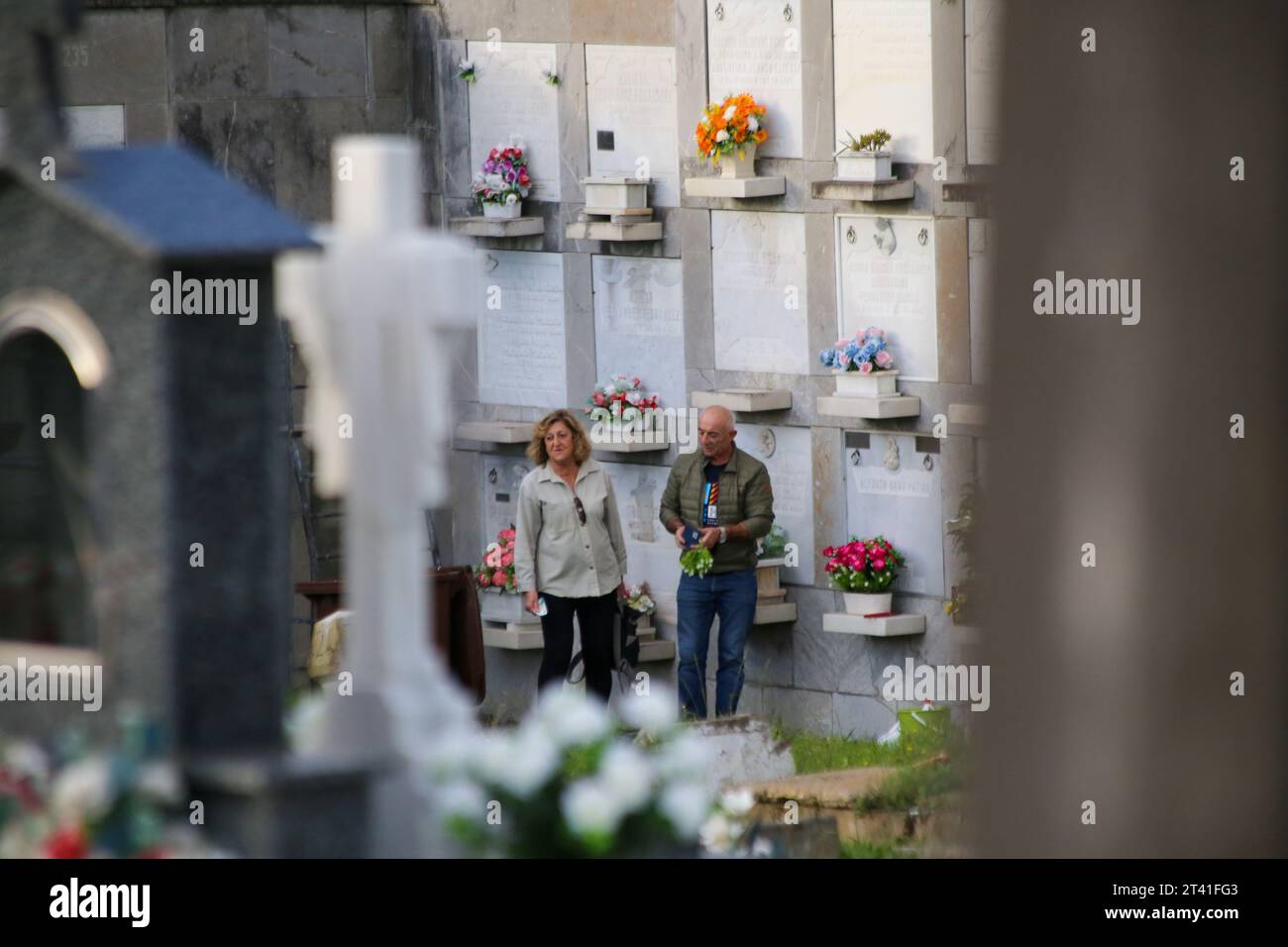 Aviles, Asturias, Spain. 27th Oct, 2023. Aviles, Spain, 27th October, 2023: A couple grooming a tombstone during the Preparation of All Saints' Day, on October 27, 2023, in Aviles, Spain. (Credit Image: © Alberto Brevers/Pacific Press via ZUMA Press Wire) EDITORIAL USAGE ONLY! Not for Commercial USAGE! Stock Photo