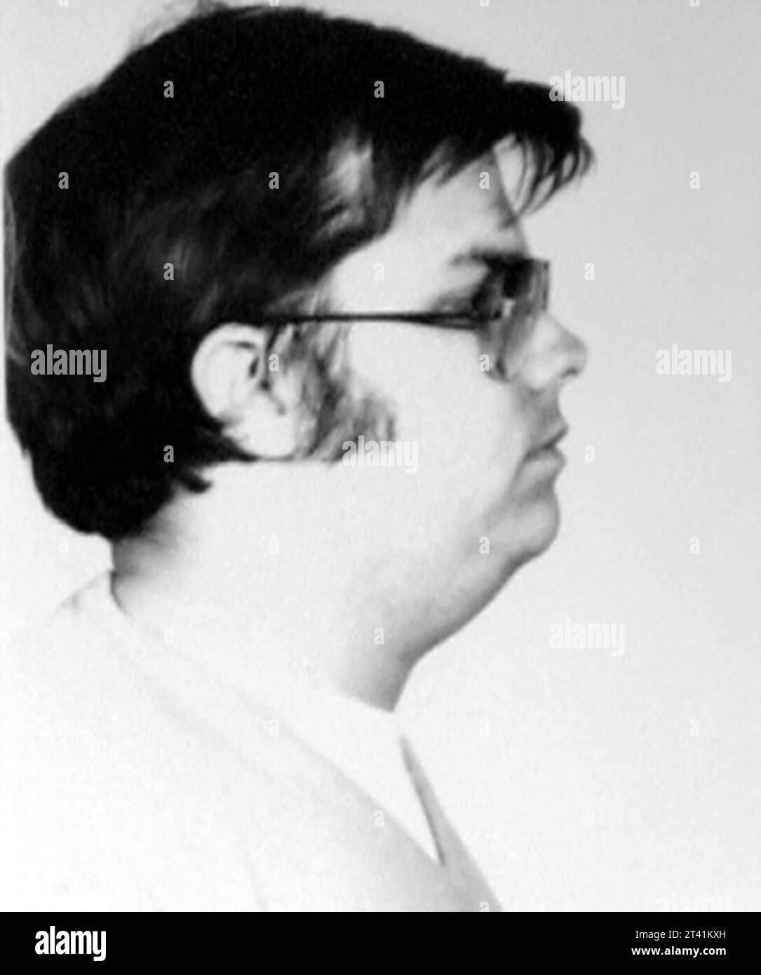 1980 , 9 december, NEW YORK , USA: The John Lennon killer , the american DAVID MARK CHAPMAN ( born 10 may 1955 ) . NEW YORK Police Department's mug shot of the assassin of ex-Beatles singer and composer JOHN LENNON ( 1940 - 1980 ) whitout a reason, killed in front at Dakota House the day 8 december 1980 . Unknown photographer  after arrestation the day 9 december . - portrait - portrait - police mugshot - MUG-SHOT - murderer - CRIME - KILLER - CRONACA NERA - MUSIC - MUSICA - lens - Ray-Ban - occhiali da vista  - profilo - profile --- GBB Archive Stock Photo