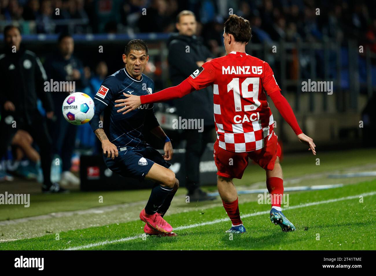 Bochum, Germany. 27th Oct, 2023. Christian Gamboa (L) of VfL Bochum vies with Anthony Caci of FSV Mainz 05 during the Bundesliga 9th round match between VfL Bochum and FSV Mainz 05 in Bochum, Germany, Oct. 27, 2023. Credit: Joachim Bywaletz/Xinhua/Alamy Live News Stock Photo