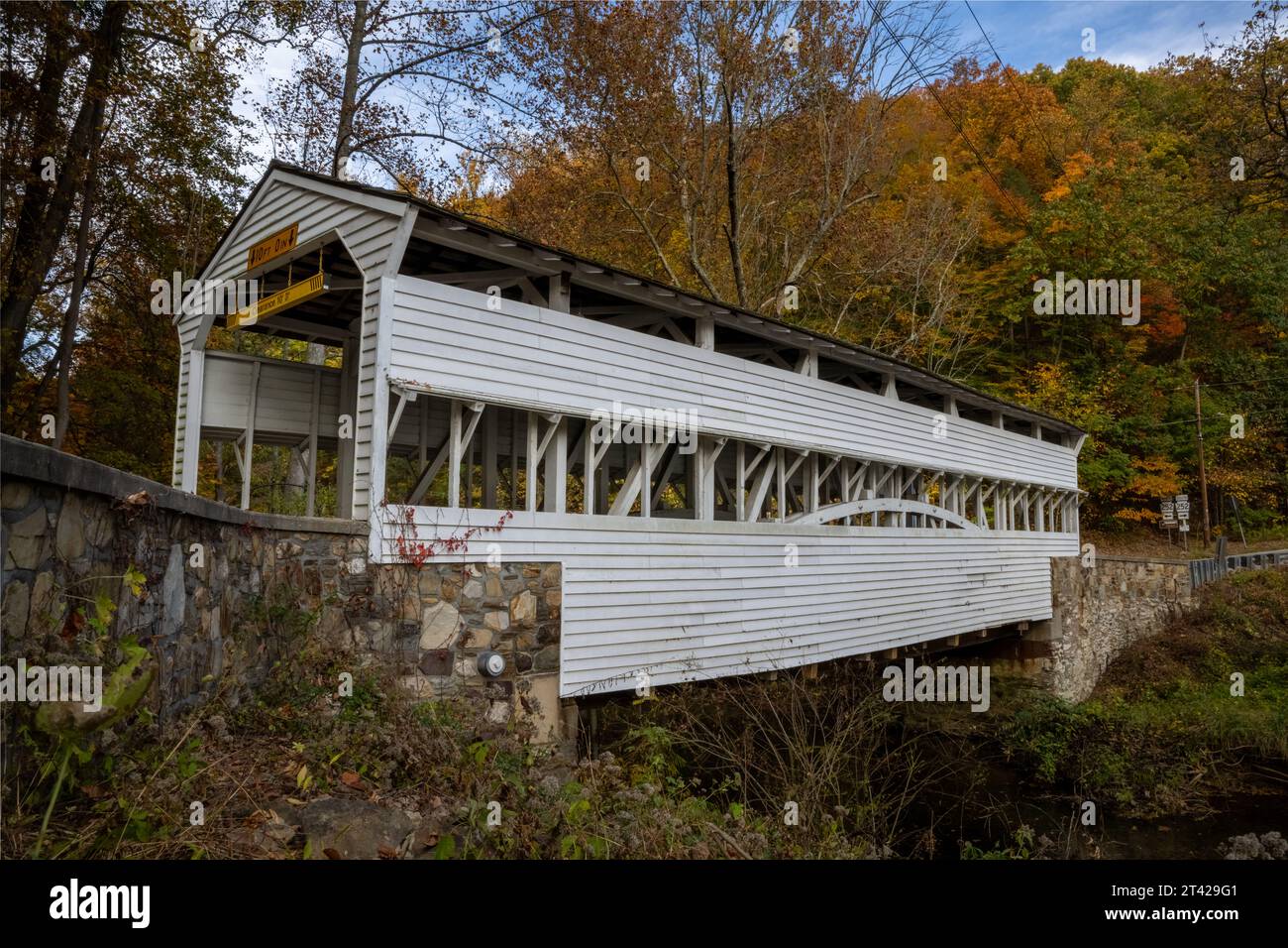 Valley Forge, PA USA 27th, Oct. 2023 - Knox covered bridge in Valley Forge National Park in the mid-Atlantic region of the United States with fall colors peaking. Credit: Don Mennig / Alamy News Stock Photo