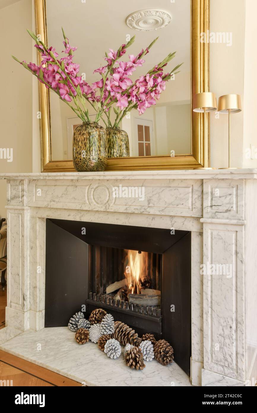 Mantels hi-res stock photography and images - Alamy