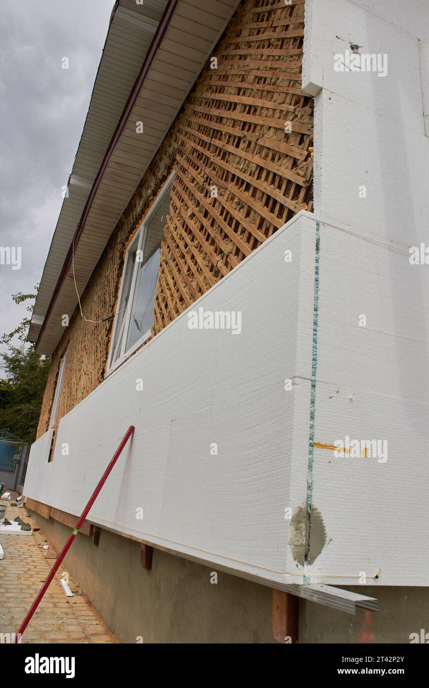 https://c8.alamy.com/comp/2T42P2Y/wooden-house-lined-with-styrofoam-plates-2T42P2Y.jpg