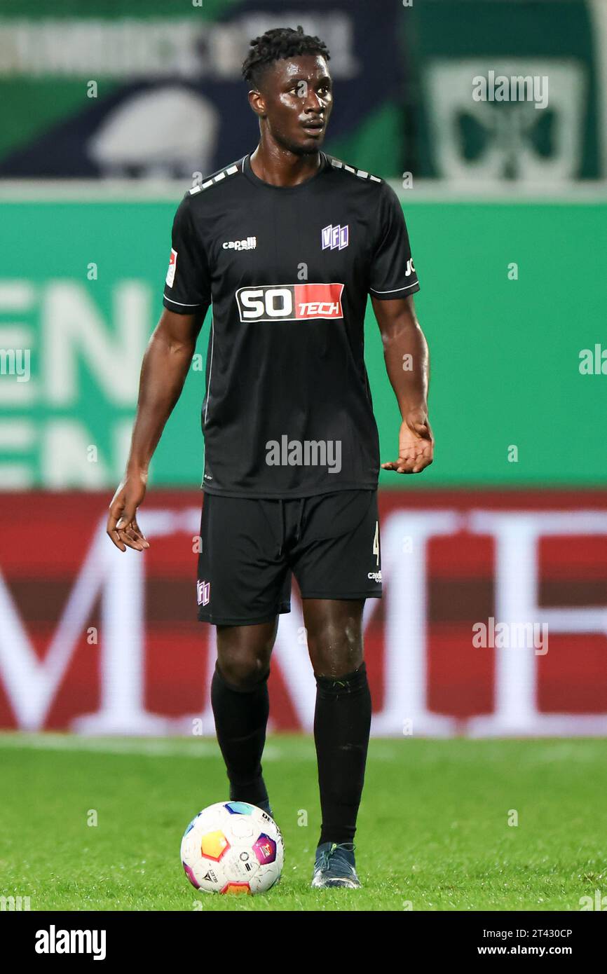 27 October 2023, Bavaria, Fürth: Soccer: 2. Bundesliga, SpVgg Greuther Fürth - VfL Osnabrück, Matchday 11 at Sportpark Ronhof Thomas Sommer. Osnabrück's Maxwell Gyamfi plays the ball. Photo: Daniel Karmann/dpa - IMPORTANT NOTE: In accordance with the requirements of the DFL Deutsche Fußball Liga and the DFB Deutscher Fußball-Bund, it is prohibited to use or have used photographs taken in the stadium and/or of the match in the form of sequence pictures and/or video-like photo series. Stock Photo