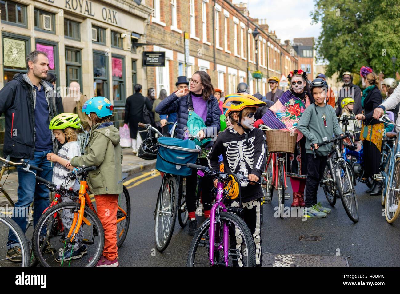 London, UK. 28th Oct 2023. Celebrating Mexican Day of the Dead in
