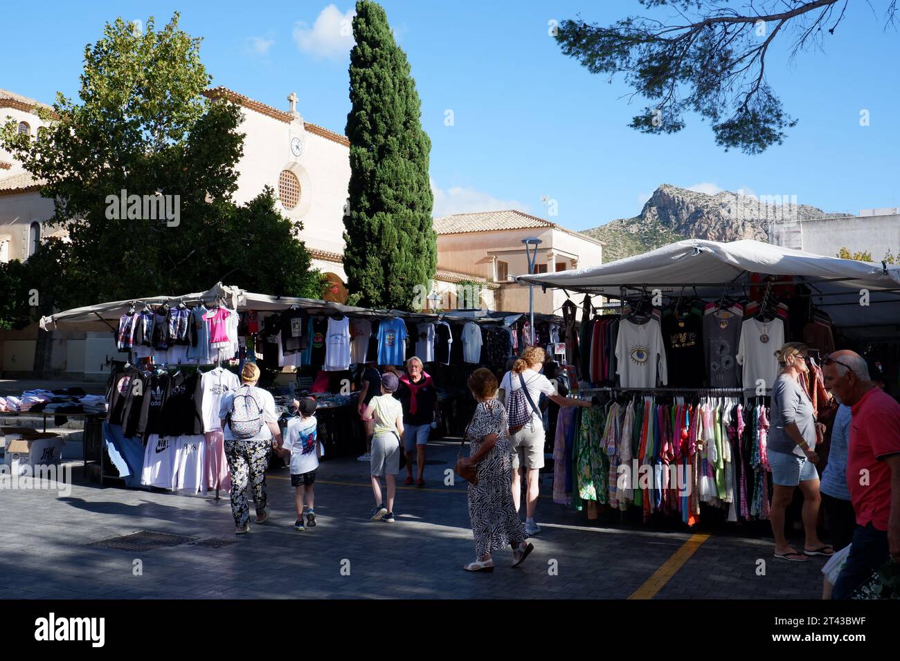The weekly market held every Wednesday in the main square (Plaça Miguel Capllonch) at Port de Pollenca, Mallorca Puerto Pollenca Stock Photo