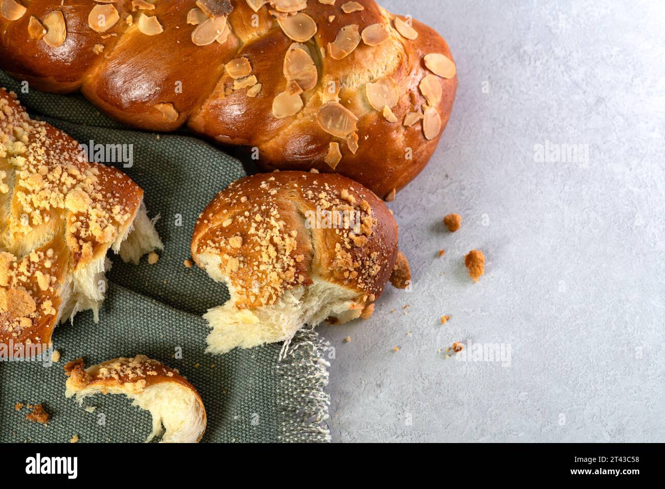 https://c8.alamy.com/comp/2T43C58/a-challah-bread-also-known-as-a-polish-chalka-is-shown-on-a-marble-table-it-is-topped-with-sweet-crumbs-and-resting-on-a-cloth-2T43C58.jpg