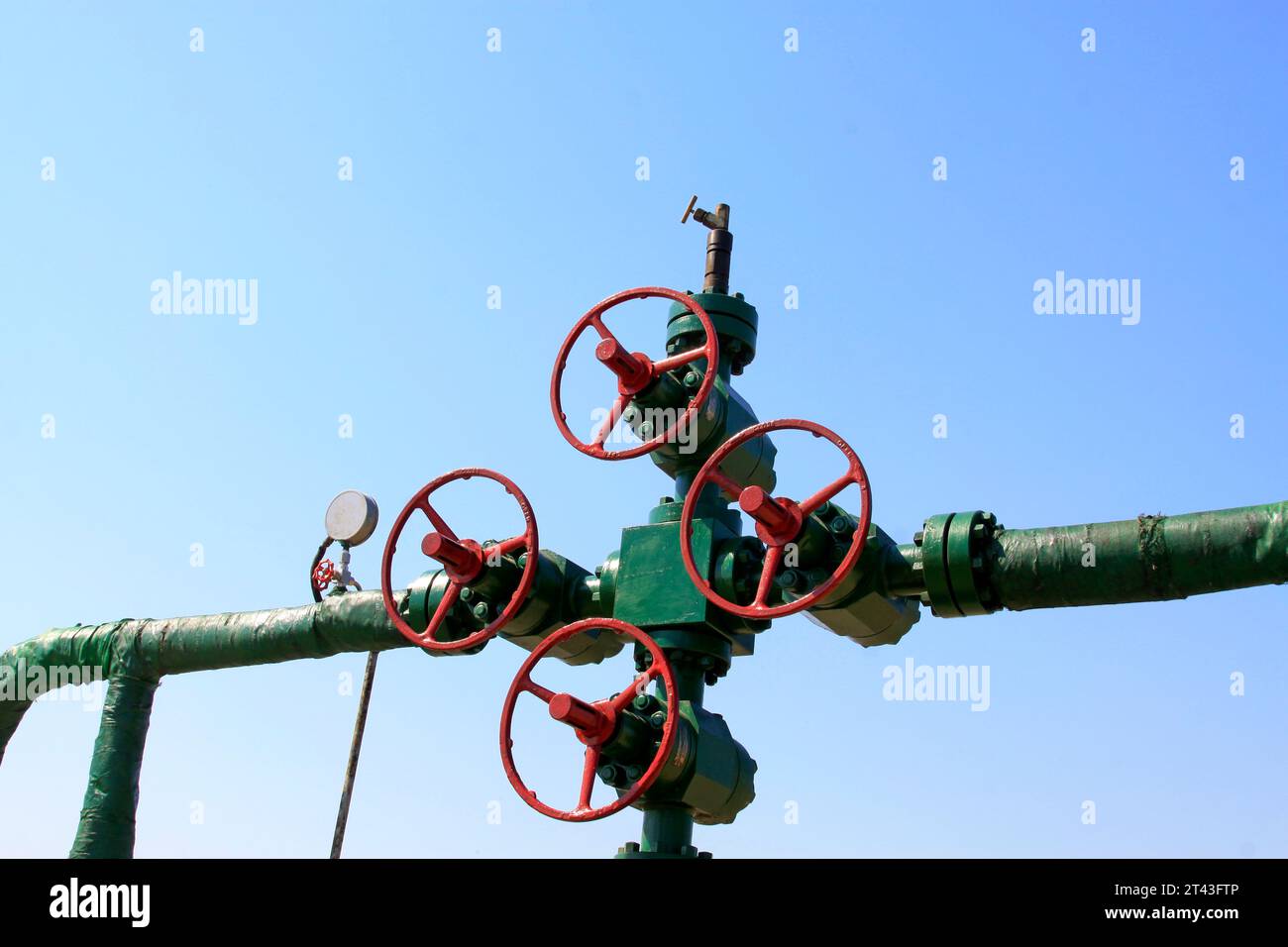 Pipe Line Hand Red handwheel and oil pipeline in a oil mining area Stock Photo - Alamy