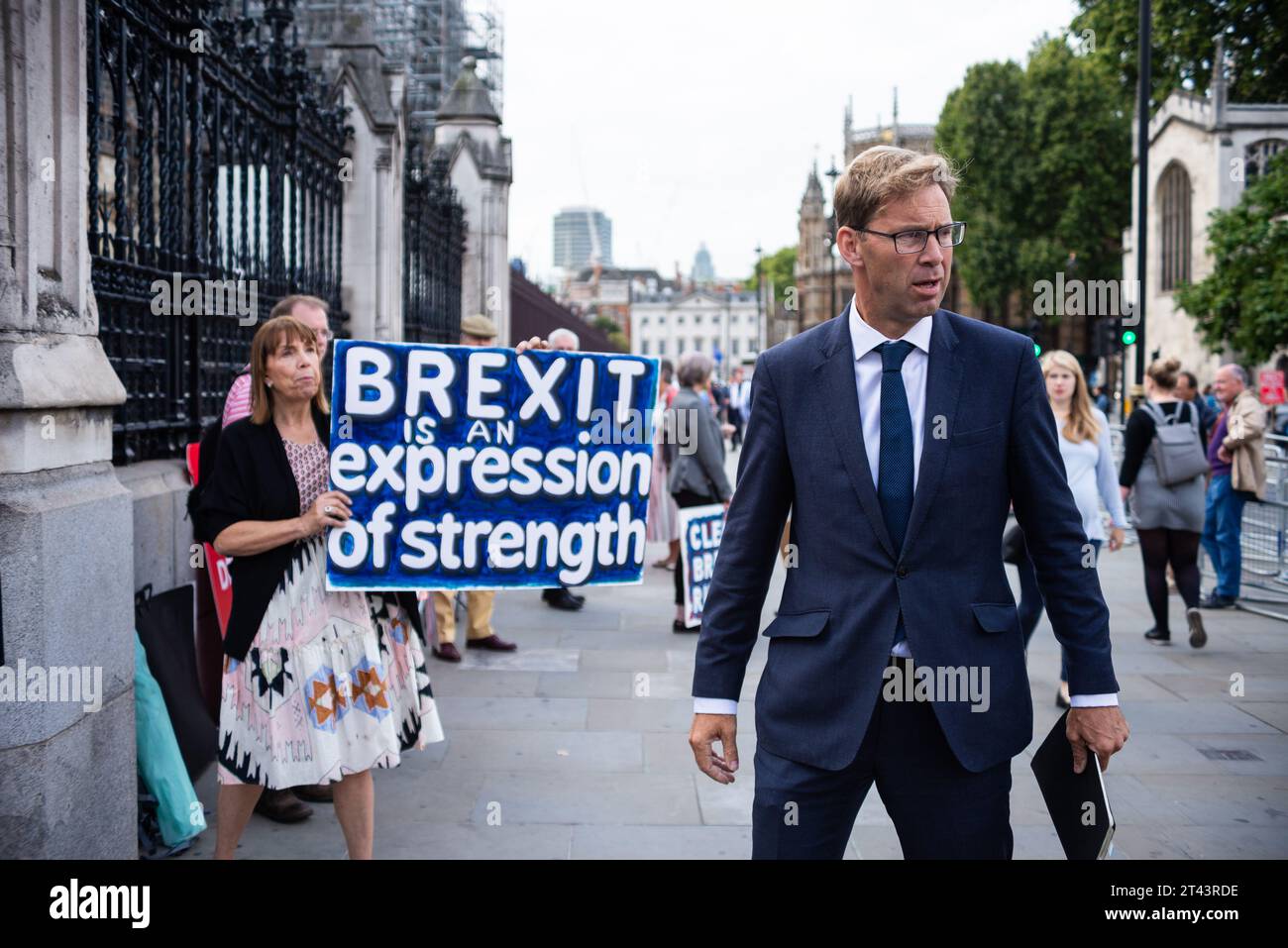Tobias Ellwood MP arriving as Parliament resumed after summer recess, debating No Deal Brexit and prorogue. Pro Brexit protesters Stock Photo