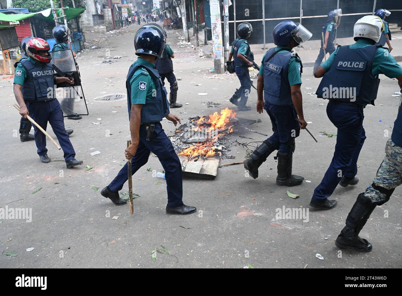 Dhaka, Bangladesh. 28th Oct 2023. Police clash with Supporters of Bangladesh Nationalist Party (BNP) during protest rally demanding the resignation of Prime Minister Sheikh Hasina and holding the next general election under a non-party caretaker government, in front of their head office in Dhaka, Bangladesh, on October 28, 2023 Credit: Mamunur Rashid/Alamy Live News Stock Photo