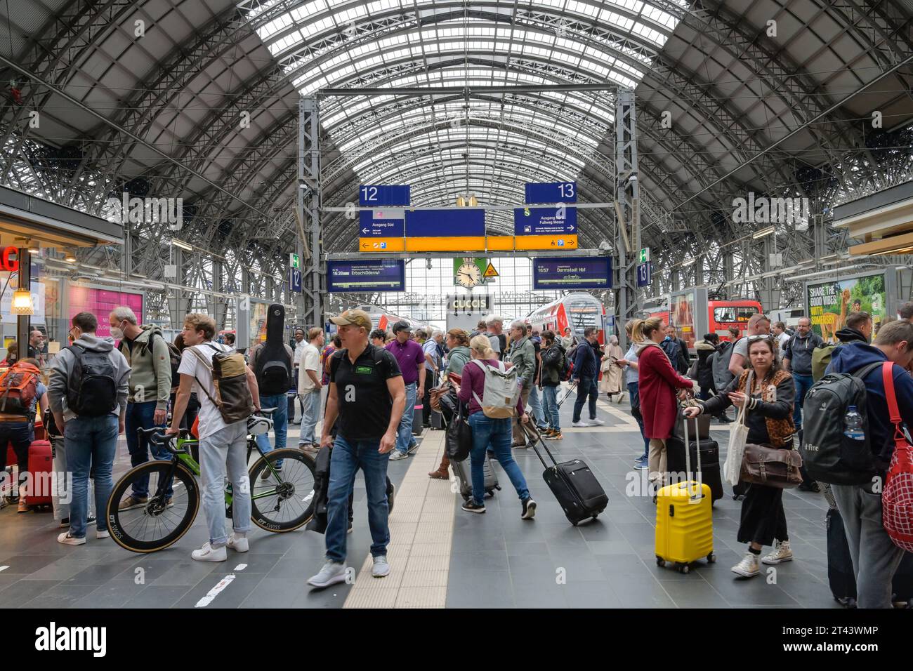 Reisende, Warten, Bahnsteig, Hauptbahnhof, Frankfurt, Hessen, Deutschland Stock Photo