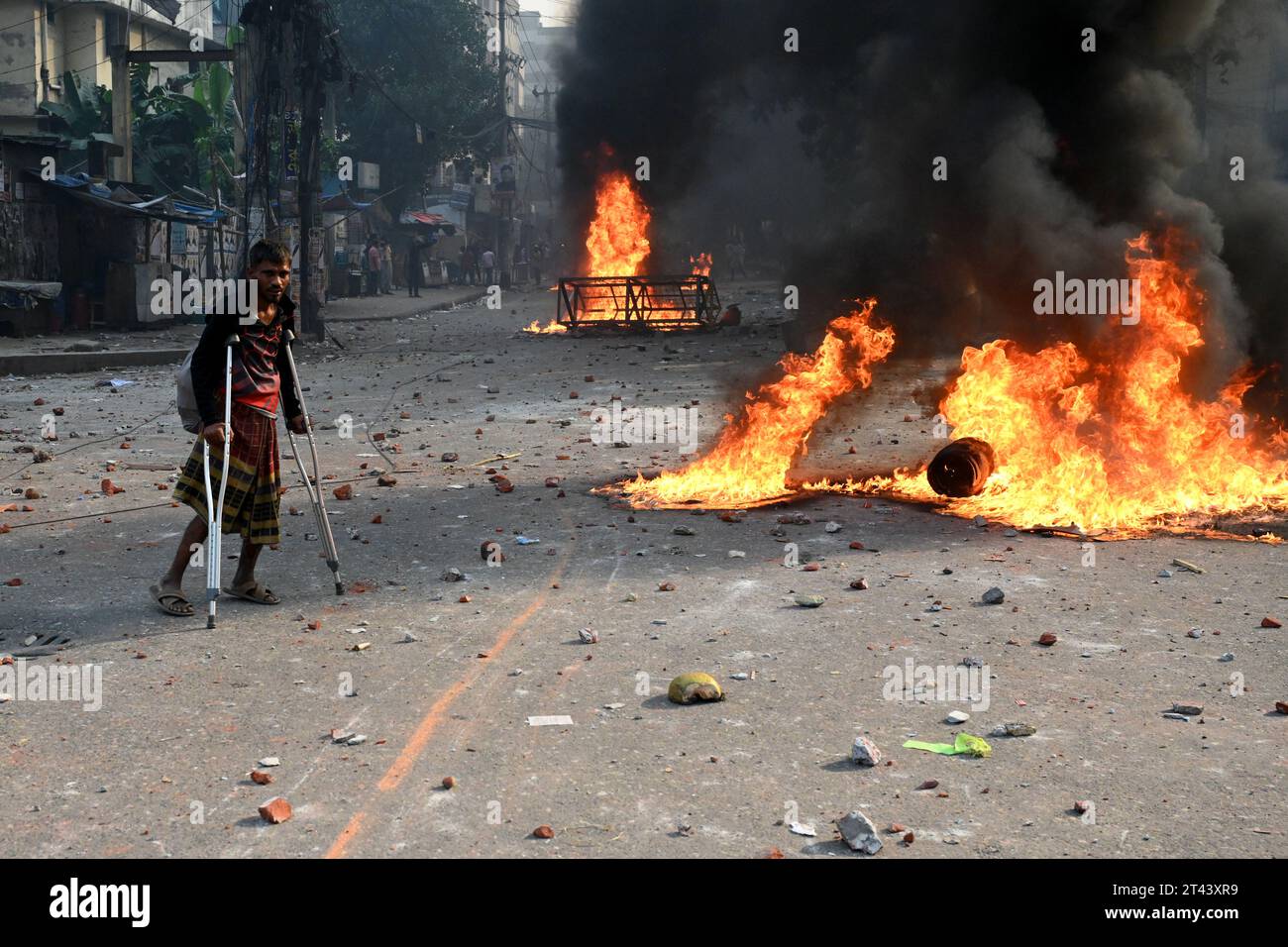 Dhaka, Bangladesh. 28th Oct 2023. Police clash with Supporters of Bangladesh Nationalist Party (BNP) during protest rally demanding the resignation of Prime Minister Sheikh Hasina and holding the next general election under a non-party caretaker government, in front of their head office in Dhaka, Bangladesh, on October 28, 2023 Credit: Mamunur Rashid/Alamy Live News Stock Photo