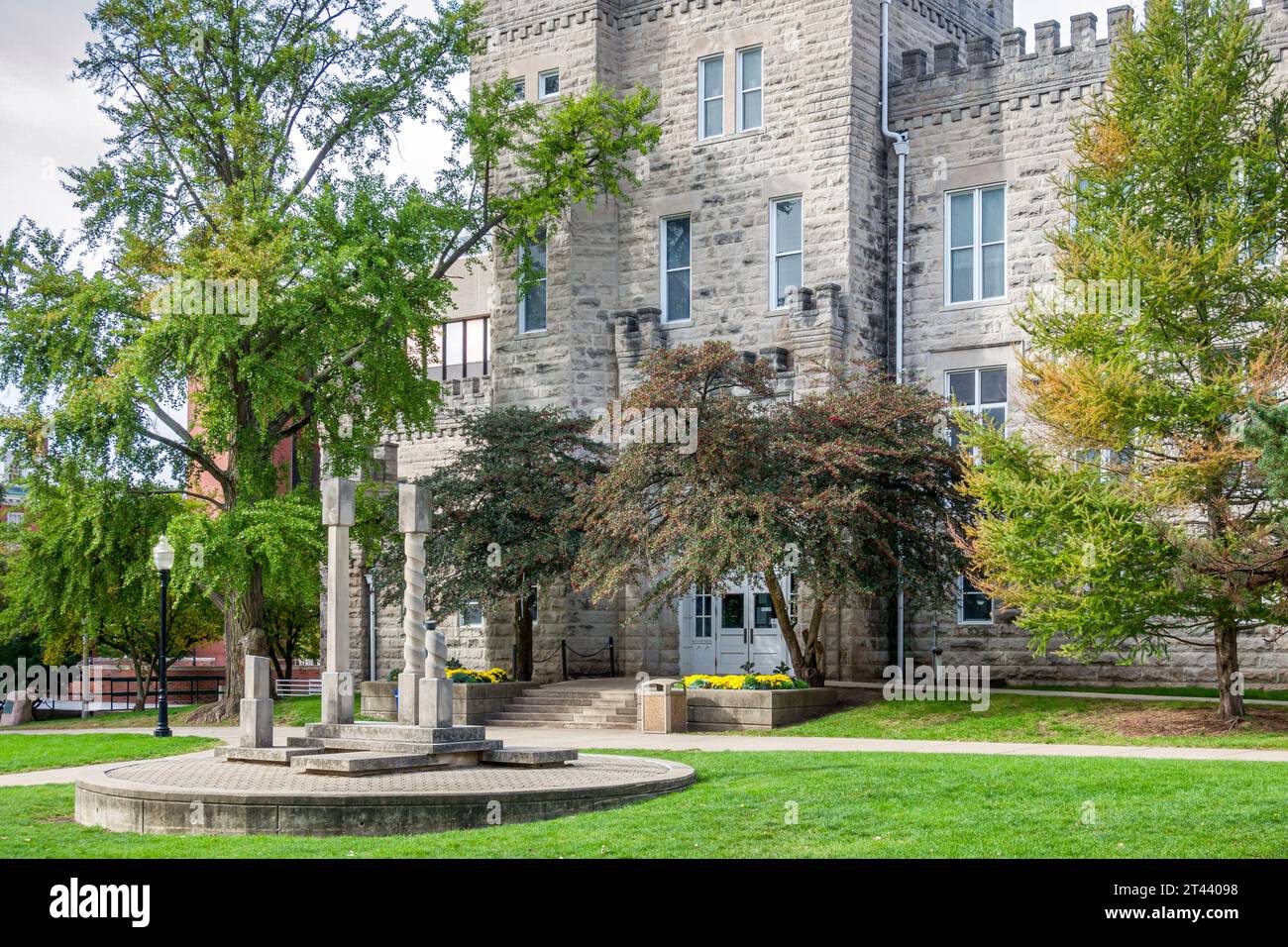 NORMAL, IL, USA - OCTOBER 18, 2023:The Ruins IV Statue and Cook Hall on the campus of Illinois State University. Stock Photo